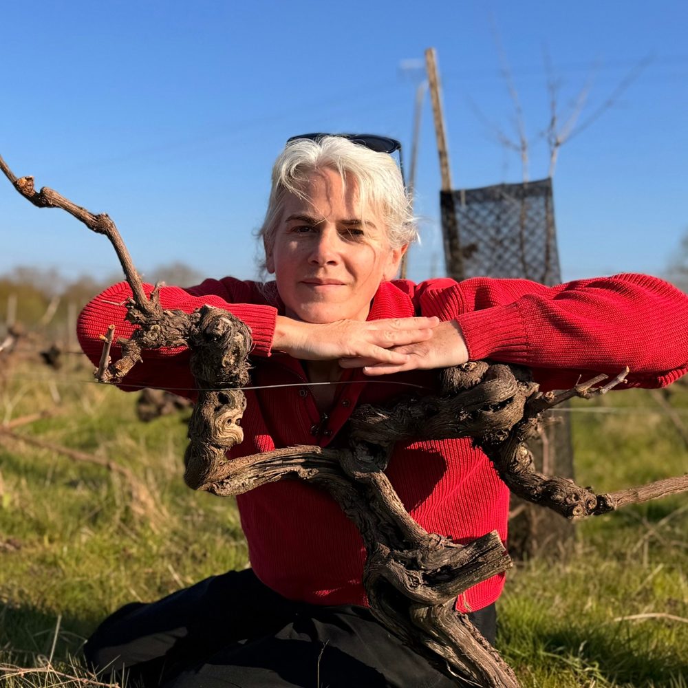 Émilie Tourrette Brunet, vigneronne, accoudée à un vieux cep dans ses vignes